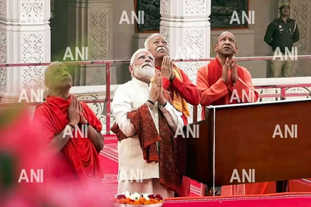 श्रीराम मंदिर के शिखर पर ध्वज की स्थापना, पीएम मोदी ने किया ध्वजारोहण