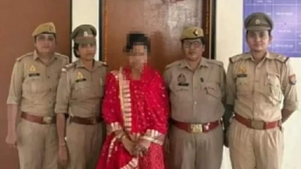 अलीगढ़ में बाइक शोरूम मालिक के हत्या मामले में 50 हजार की इनामी पूजा शकुन पांडेय गिरफ्तार