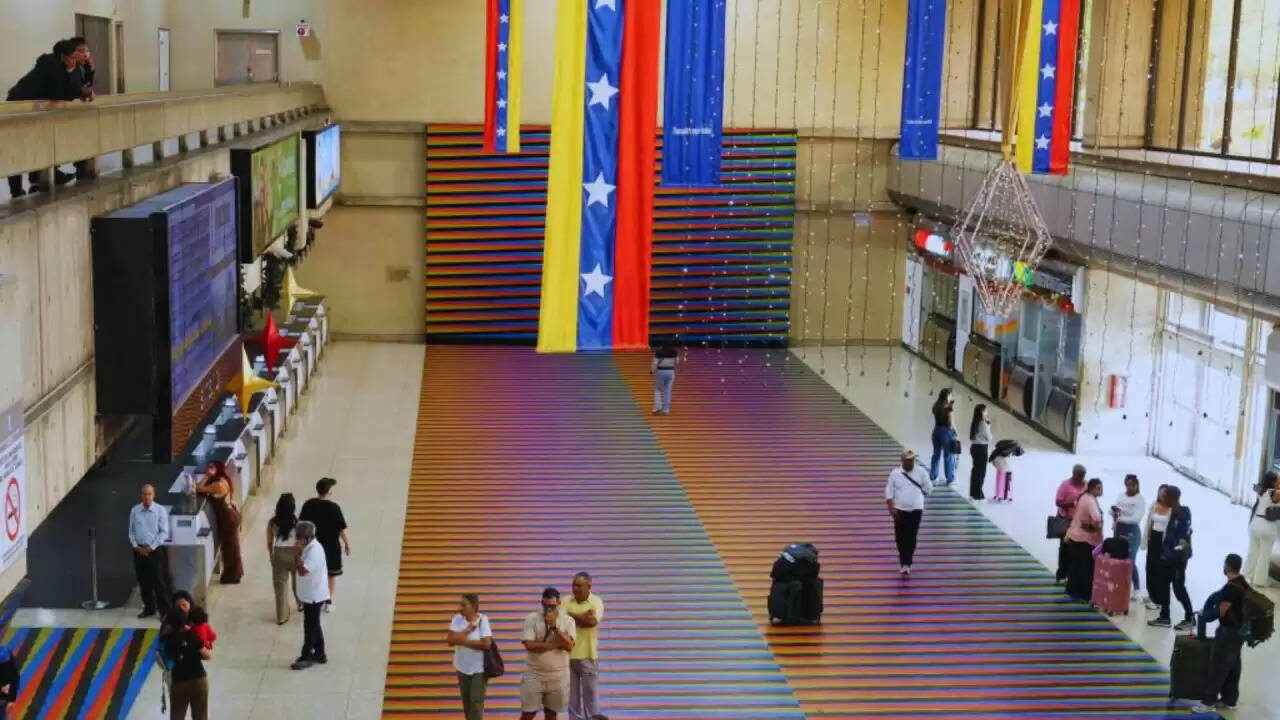 वेनेज़ुएला में उड़ानों पर रोक: FAA की चेतावनी और कोलंबियाई राष्ट्रपति का बयान