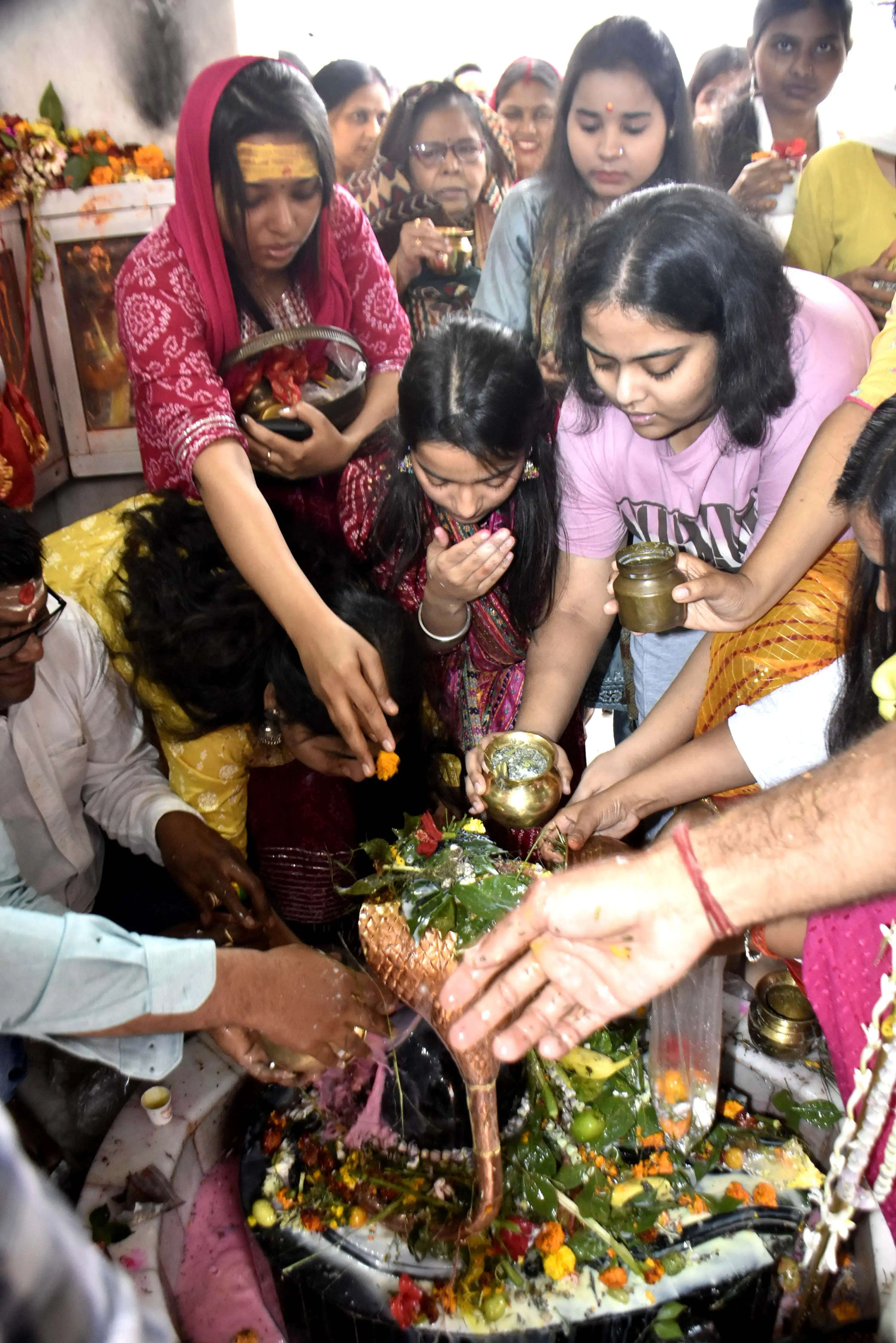 महाशिवरात्रि के मौका पर शिव मंदिर में पूजा अर्चना करते श्रद्धालु