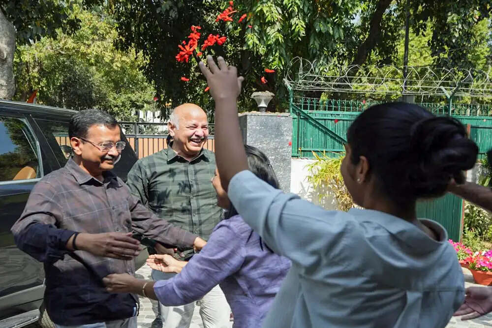 अरविंद केजरीवाल और मनीष सिसोदिया को कोर्ट से मिली राहत, सच की जीत का जश्न