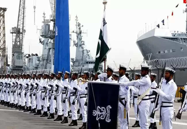 पाकिस्तान की नौसेना का डर: ऑपरेशन सिंदूर के दौरान युद्धपोतों का स्थानांतरण