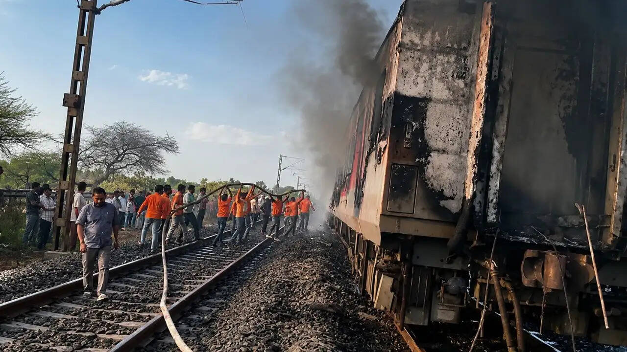 रतलाम में राजधानी एक्सप्रेस में आग लगने से मची अफरा-तफरी