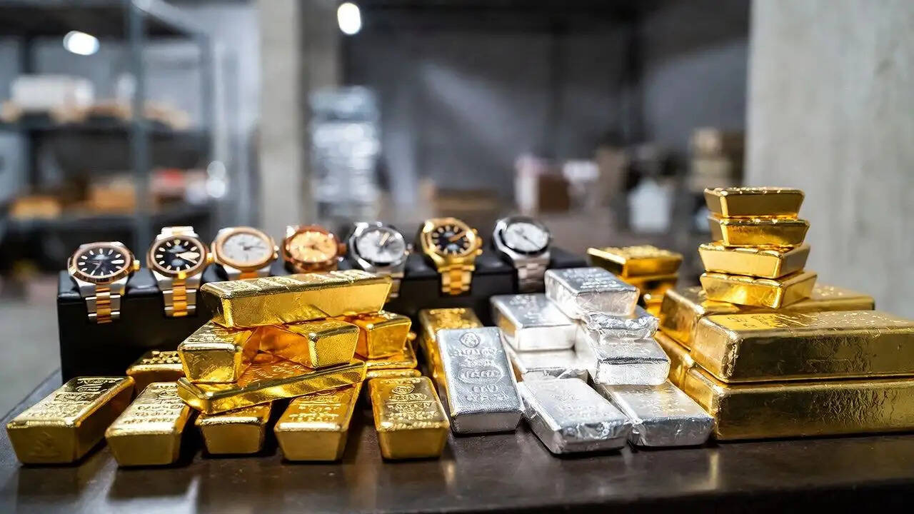 दिल्ली एयरपोर्ट पर महिला यात्री से करोड़ों का सोना और महंगे गहने जब्त