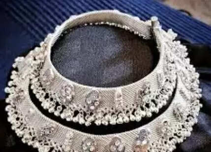 सोने और चांदी के भाव में गिरावट, जानें आज के नए रेट