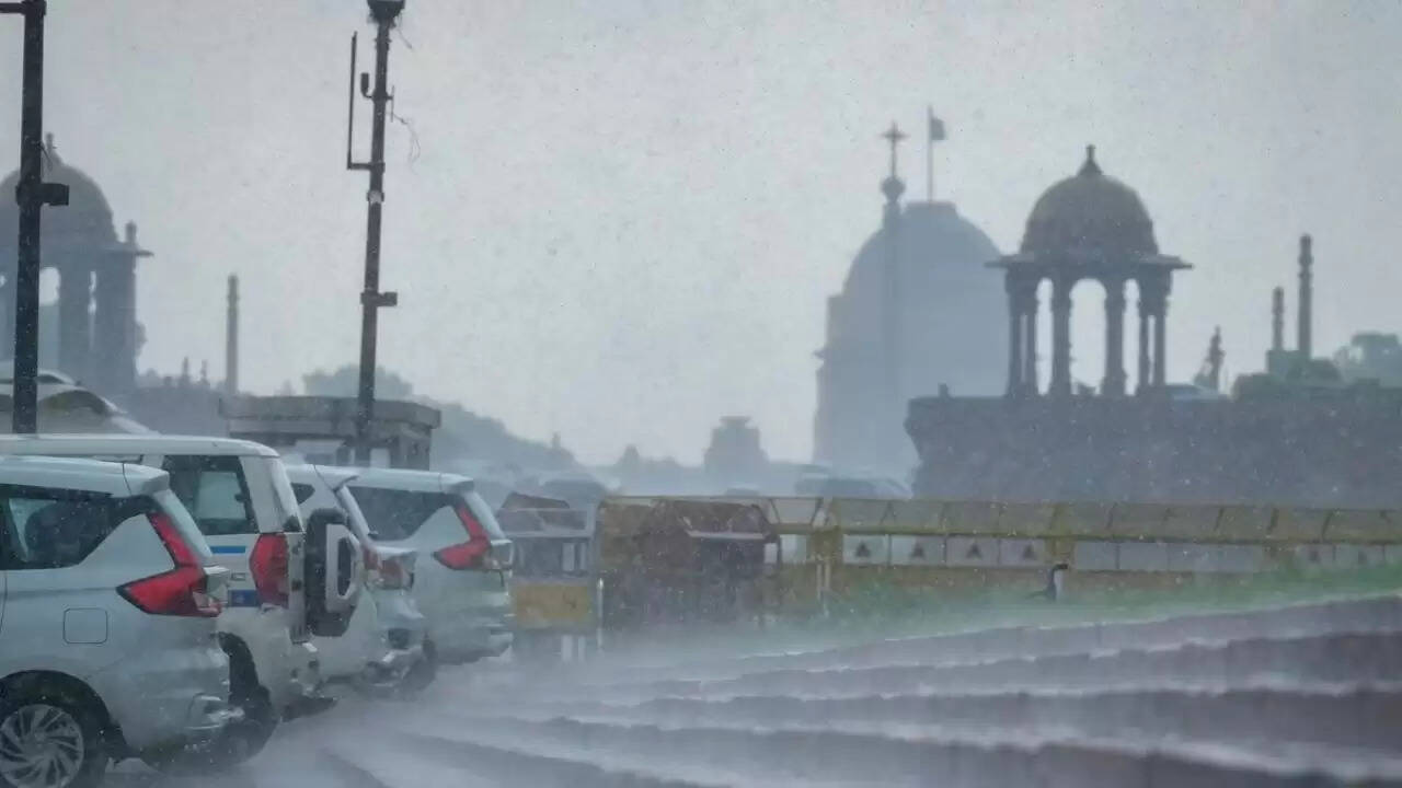 दिल्ली-एनसीआर में बारिश का असर: उत्तर भारत में बाढ़ और भूस्खलन की स्थिति गंभीर