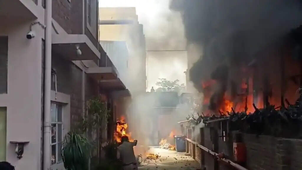 नोएडा में गारमेंट फैक्ट्री में भीषण आग, दमकल की टीम जुटी राहत कार्य में