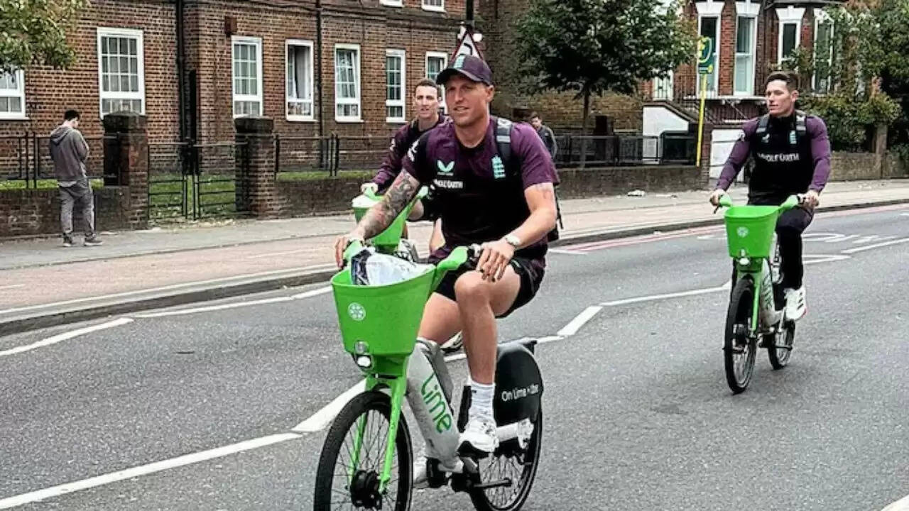 ENG vs WI: इंग्लैंड के खिलाड़ियों ने साइकिल से किया मैच में समय पर पहुंचना