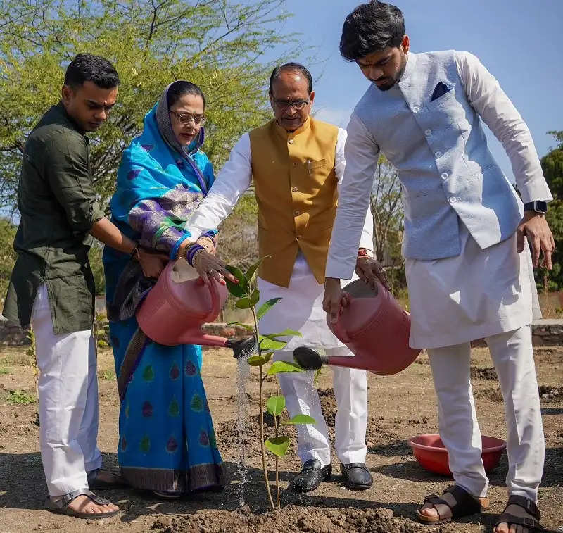 केंद्रीय मंत्री शिवराज ने स्मार्ट सिटी पार्क में किया पौधरोपण