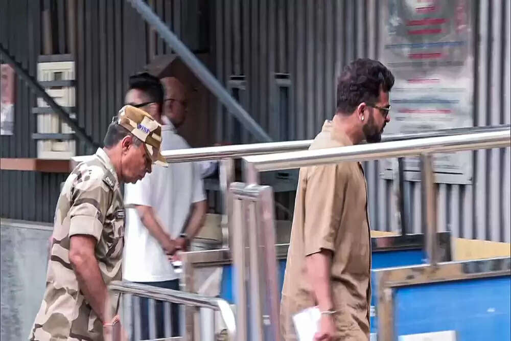 सुरेश रैना और शिखर धवन की संपत्ति ईडी ने की जब्त, मनी लॉन्ड्रिंग मामले में कार्रवाई