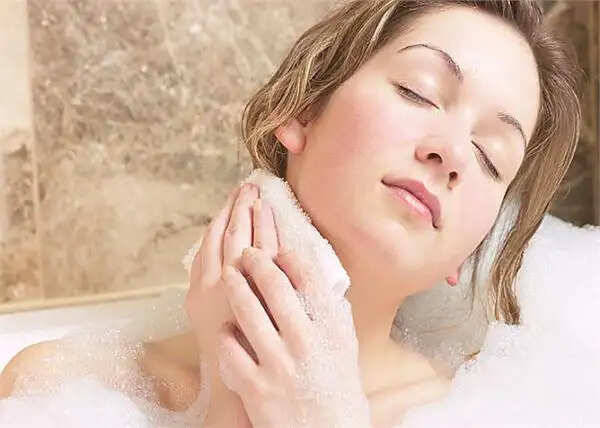 नहाने के दौरान इन 4 गलतियों से बचें: त्वचा की सुरक्षा के लिए जरूरी टिप्स