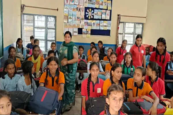 स्कूलों में बच्चों की संख्या में गिरावट: 49 लाख कम हुए नामांकन