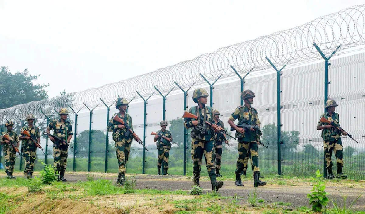 बांग्लादेश में भारत विरोधी हिंसा से बढ़ी सुरक्षा चिंताएँ
