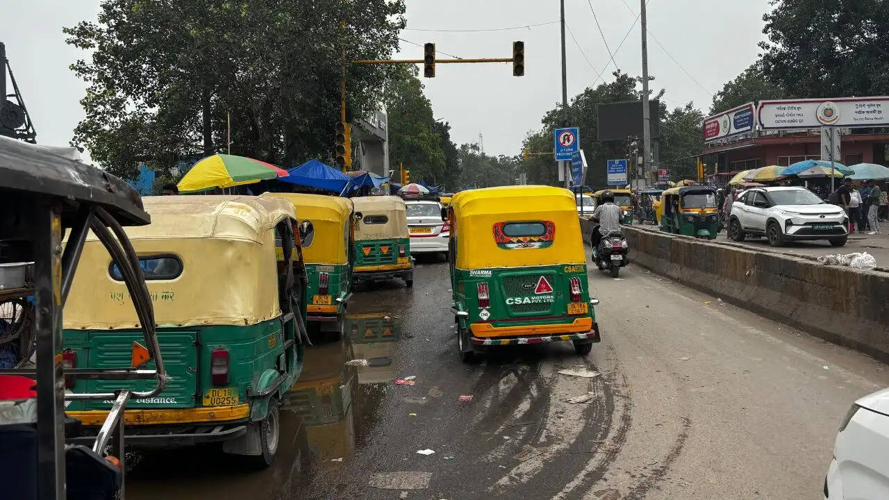 नई दिल्ली रेलवे स्टेशन पर जाम की समस्या: अवैध रेहड़ियों का कब्जा