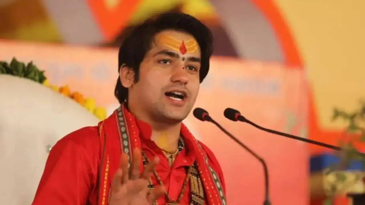 धीरेंद्र कृष्ण शास्त्री का विवादित बयान: धर्म और राष्ट्र की सेवा पर जोर