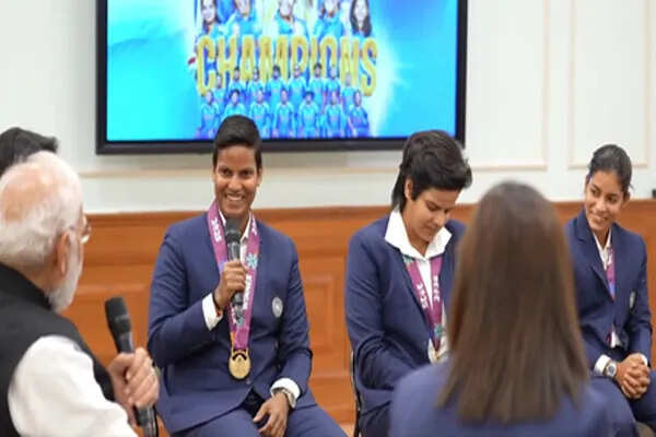 पीएम मोदी ने महिला विश्व कप विजेता दीप्ति शर्मा से की मुलाकात