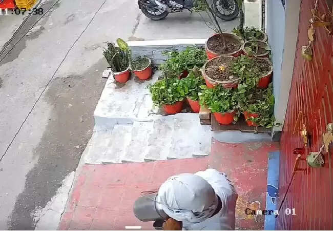 लखनऊ में दूध में थूकने वाले दूधवाले का वीडियो वायरल, कार्रवाई की मांग