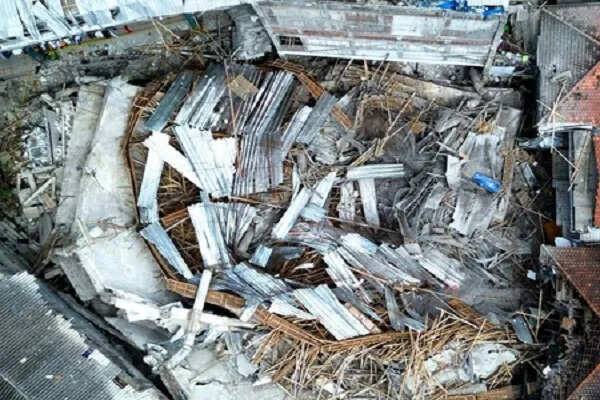 इंडोनेशिया में स्कूल भवन ढहने से 91 लोग फंसे, तीन की मौत
