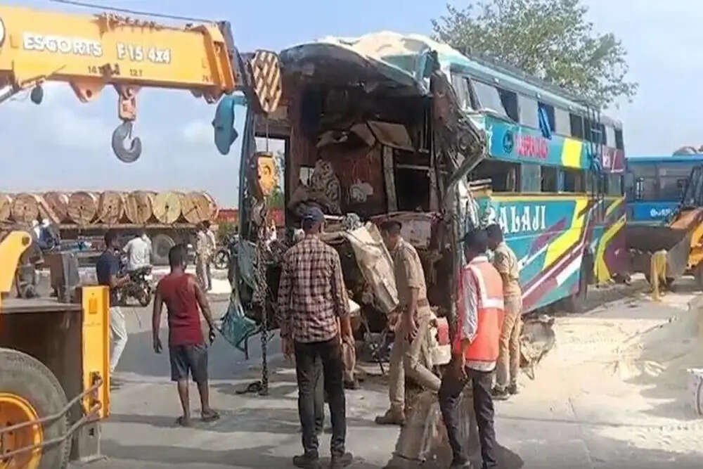 वडोदरा-हालोल हाईवे पर बस-ट्रक टक्कर में 6 की मौत, 26 घायल