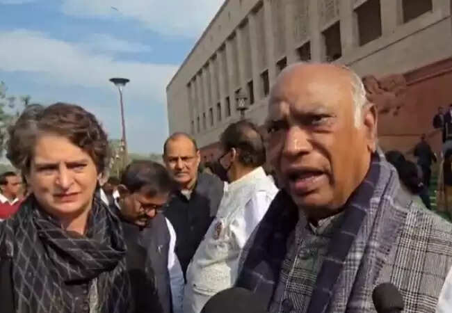 रुपये की गिरावट: कांग्रेस ने मोदी सरकार पर साधा निशाना