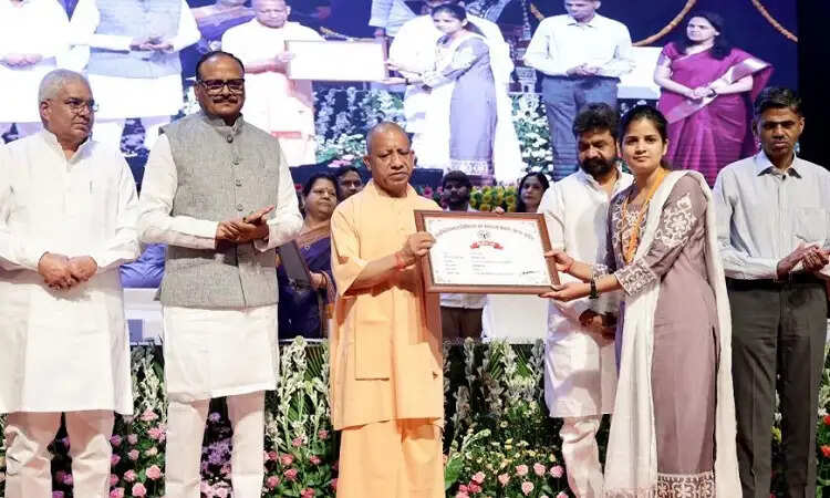 योगी आदित्यनाथ ने 9 लाख नौकरियों का ऐतिहासिक आंकड़ा पार किया