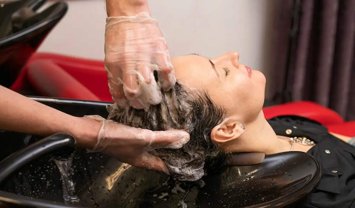 हेयर वॉश का स्किन ग्लो पर प्रभाव: जानें सही समय