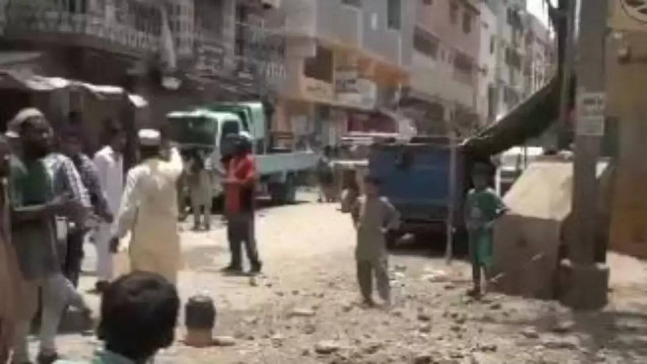 कराची में बिजली संकट के खिलाफ प्रदर्शन ने यातायात को किया प्रभावित