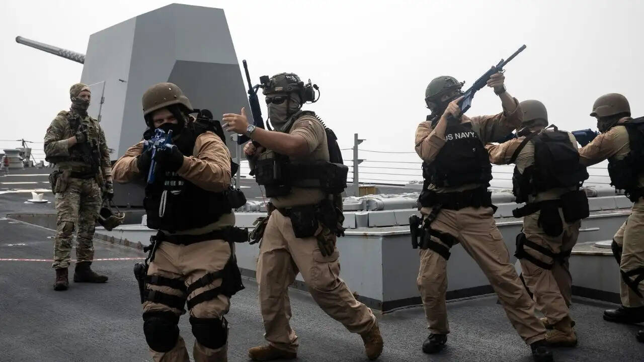 खाड़ी में तनाव: अमेरिका की नाकेबंदी और ईरान का जवाब