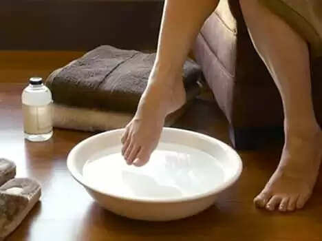 पैरों की बदबू से छुटकारा पाने के प्राकृतिक उपाय