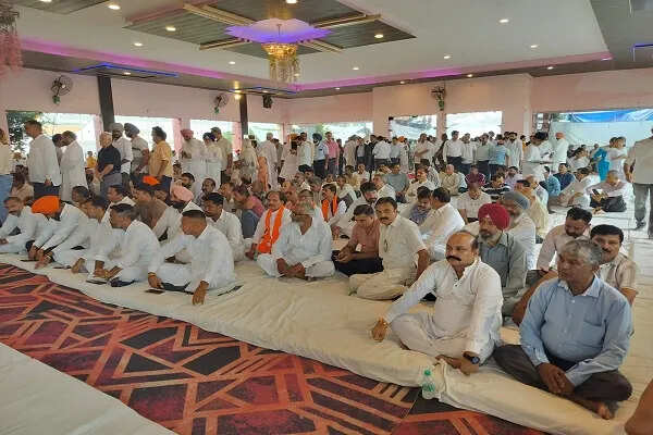पठानकोट में स्व. आर.पी. शर्मा को श्रद्धांजलि देने के लिए जुटे गणमान्य लोग