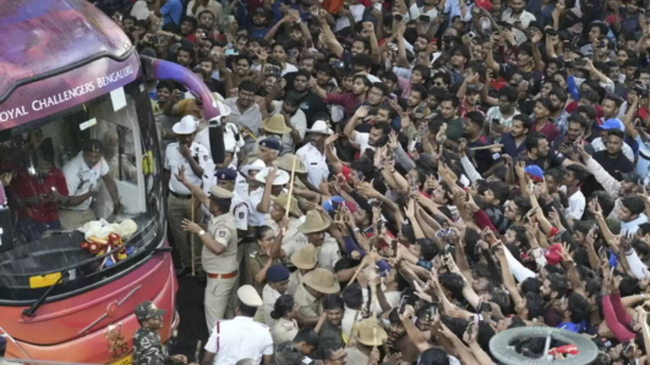 बेंगलुरु में RCB जश्न के दौरान भगदड़: 11 की मौत, कई घायल
