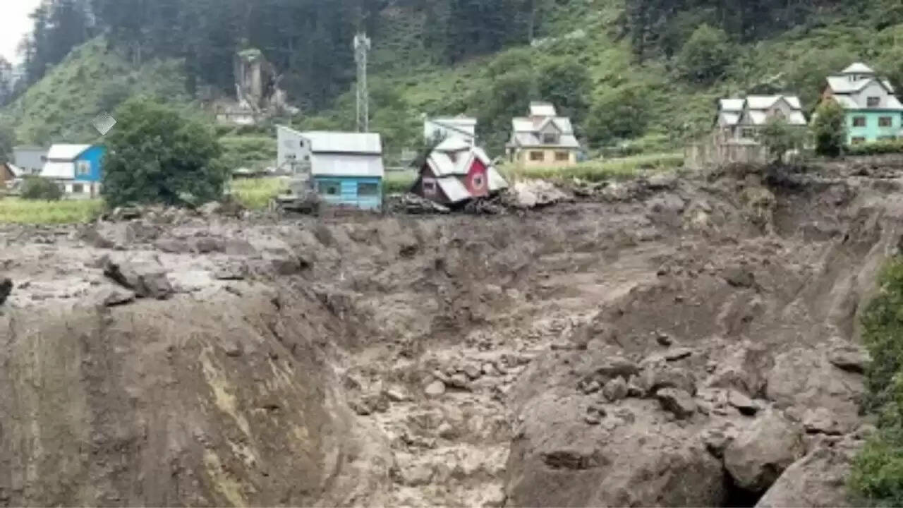 Kishtwar में बादल फटने से आई बाढ़: 60 से अधिक लोगों की जान गई, राहत कार्य जारी