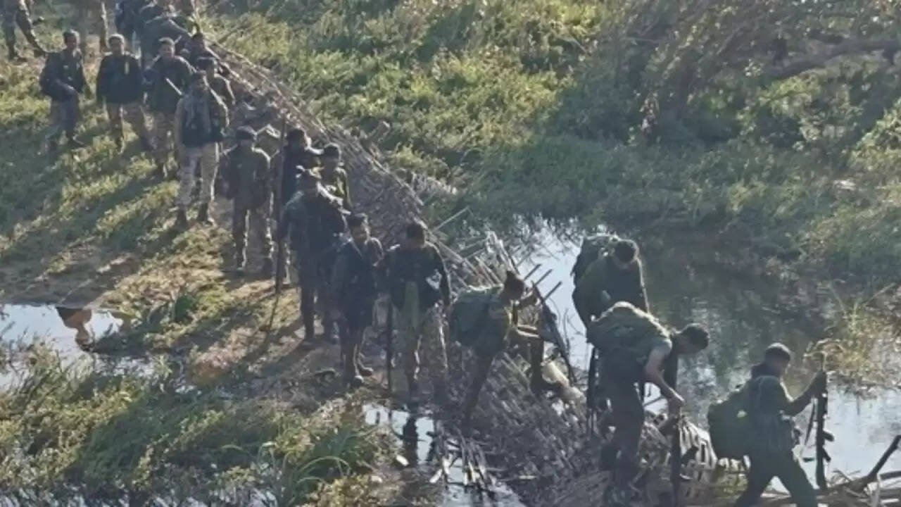 छत्तीसगढ़ में नक्सलियों का हमला: एक जवान शहीद, चार माओवादी आत्मसमर्पण