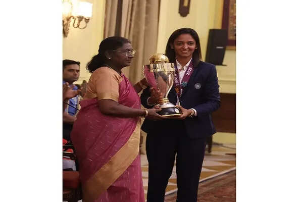 भारतीय महिला क्रिकेट टीम की राष्ट्रपति से मुलाकात, विश्व कप जीत का जश्न