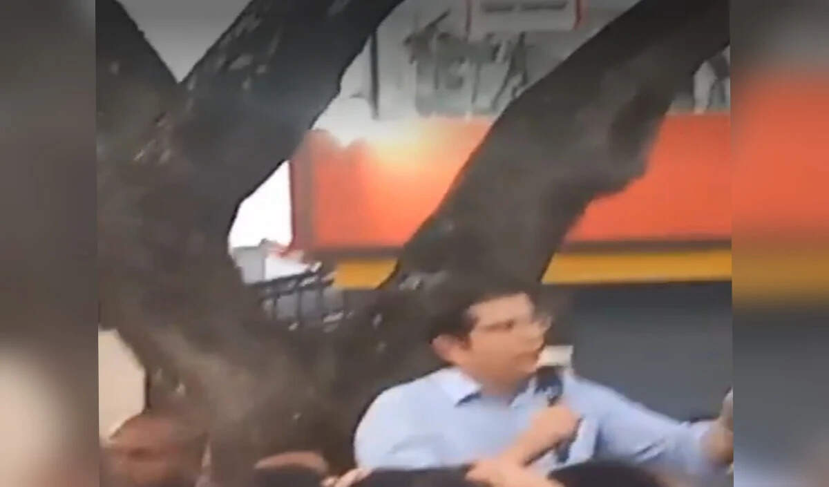 कोलंबिया के राष्ट्रपति पद के उम्मीदवार मिगुएल उरीबे पर हमला, गंभीर रूप से घायल