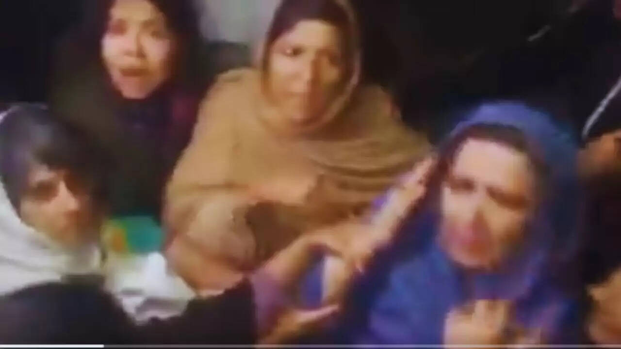 इमरान खान की बहनों पर पुलिस का बर्बर हमला: क्या है पूरा मामला?