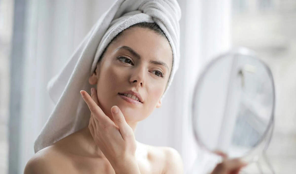 रात में स्किन की देखभाल: डबल क्लींजिंग और मॉइश्चराइजिंग के फायदे