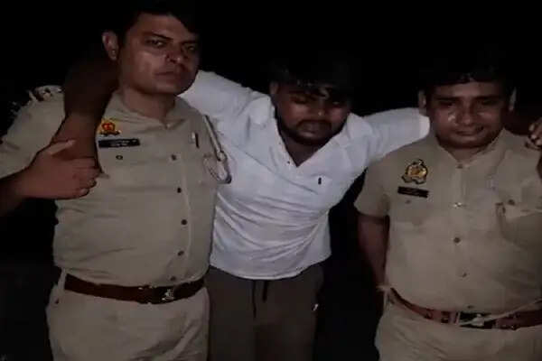 कानपुर और मुरादाबाद में पुलिस की कार्रवाई: दो वांछित आरोपी गिरफ्तार