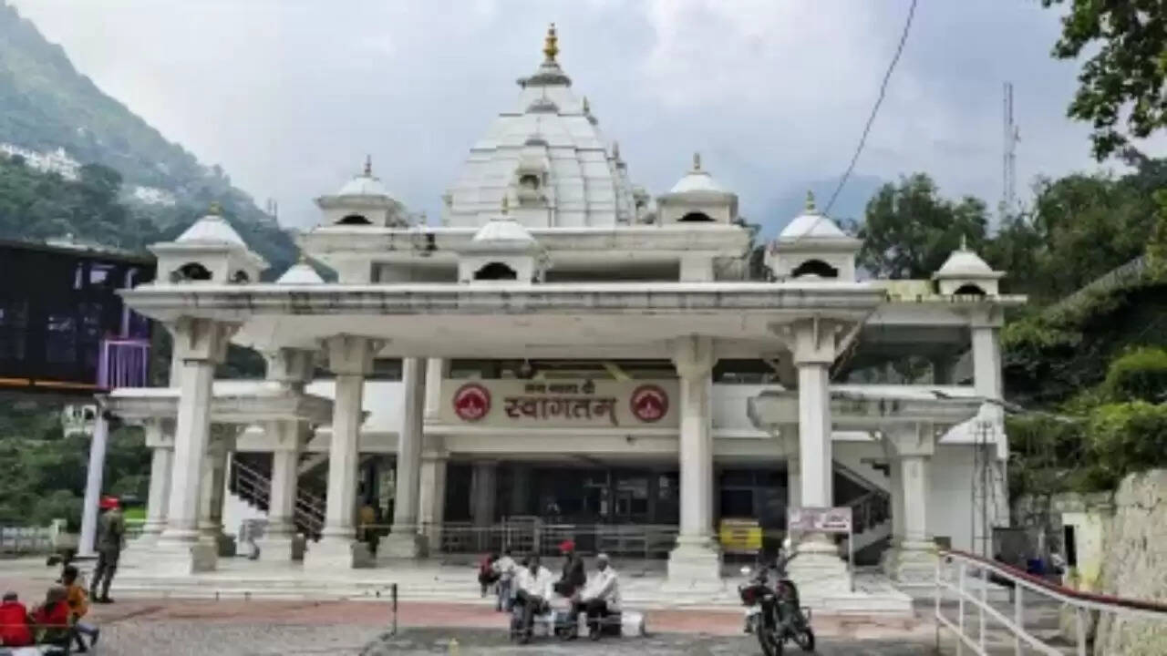जम्मू-कश्मीर में वैष्णो देवी यात्रा फिर से स्थगित, जानें कारण