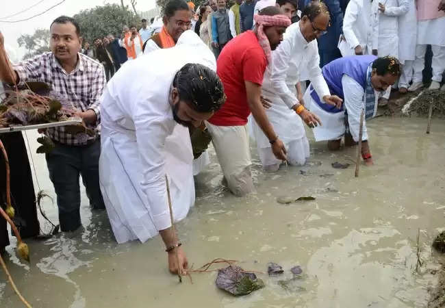 किसानाें के बीच जाकर बनाई जा रही हैं उनकी बेहतरी के लिए याेजनाएं: शिवराज सिंह