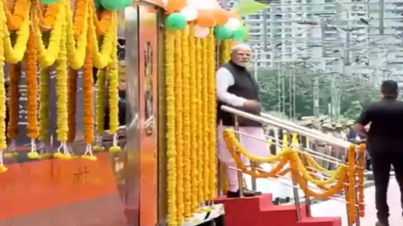 प्रधानमंत्री मोदी ने बेंगलुरु में वंदे भारत ट्रेनों का उद्घाटन और मेट्रो की नई लाइन का शुभारंभ किया