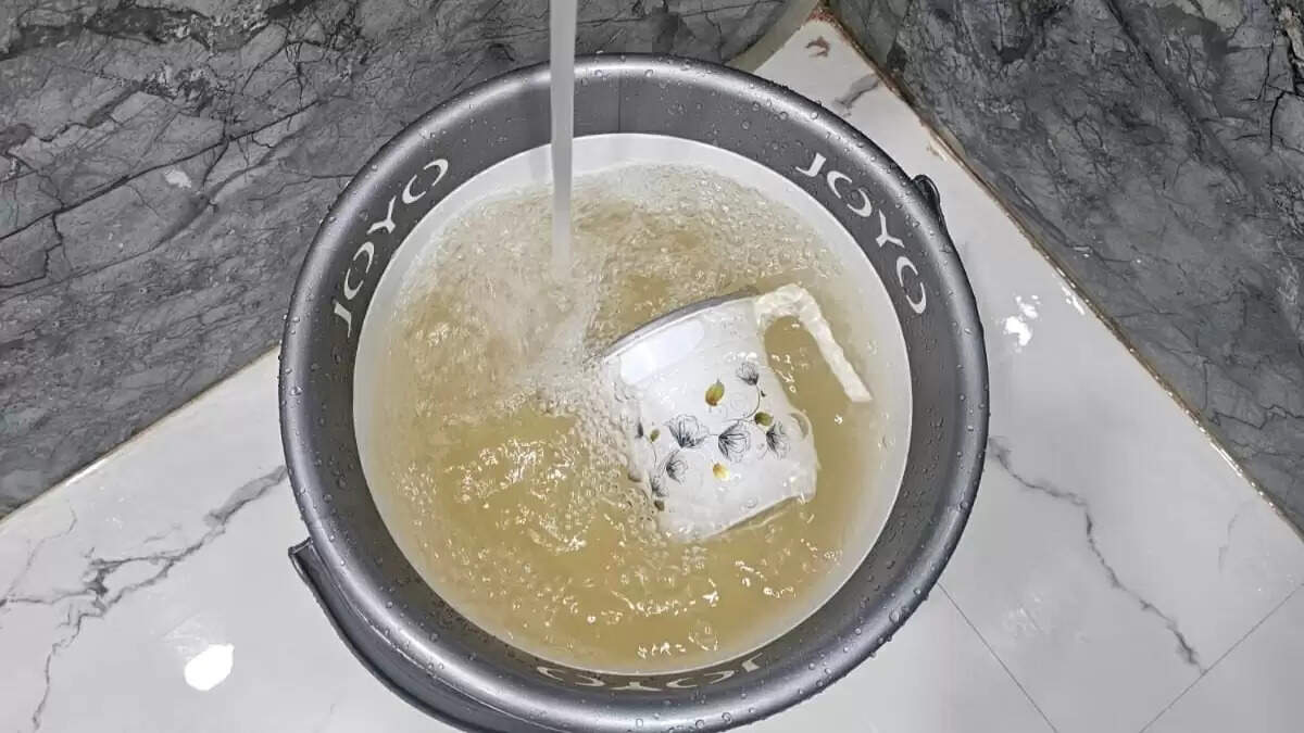 ग्रेटर नोएडा वेस्ट में गंदे पानी की समस्या से परेशान निवासी