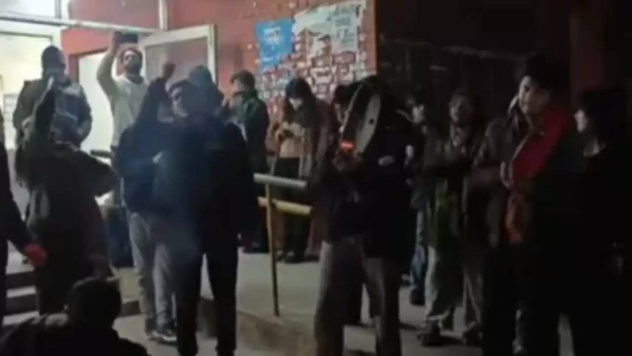 JNU में फिर से सियासी बवाल: मोदी, शाह और अडानी के खिलाफ नारेबाजी का विवाद