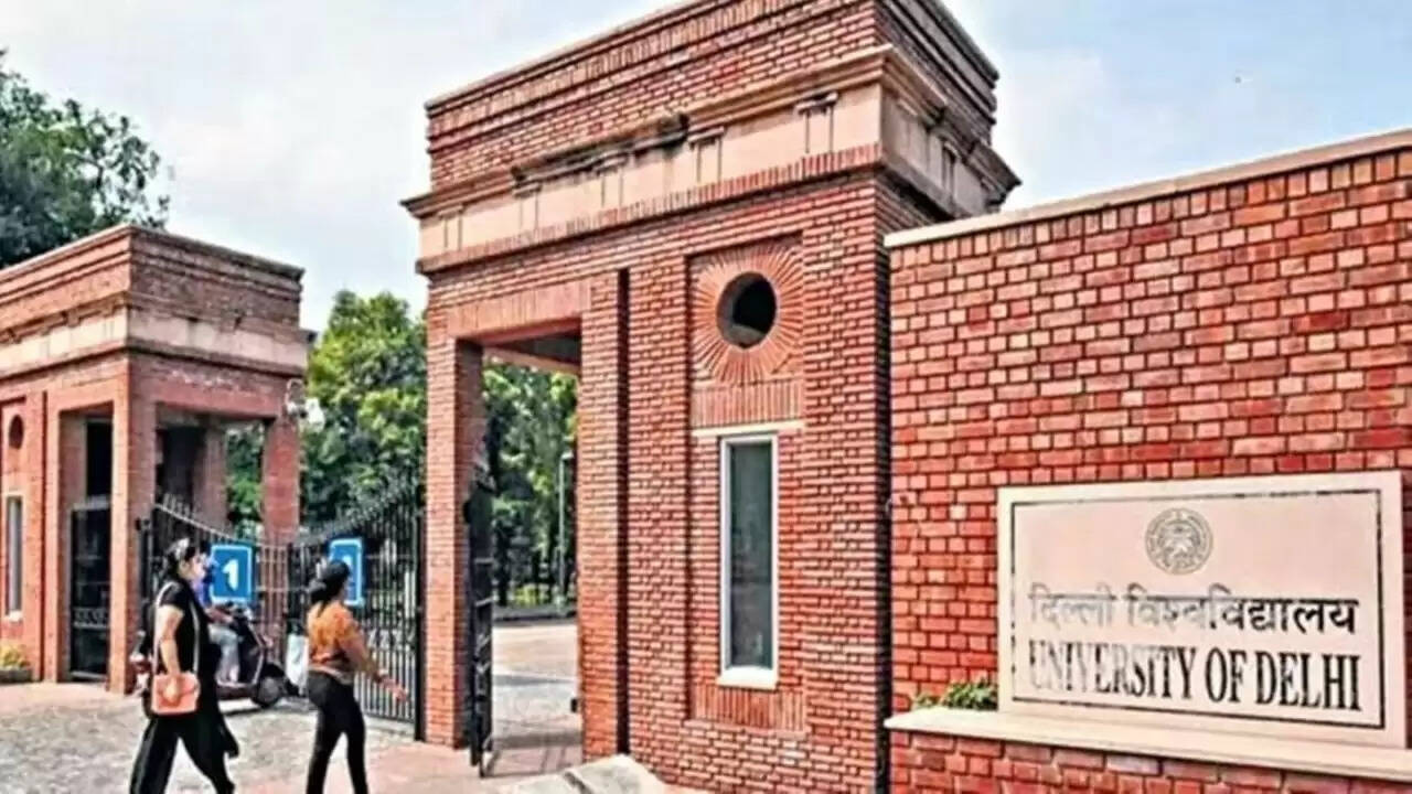 दिल्ली विश्वविद्यालय का नया पाठ्यक्रम: 'नेगोशिएटिंग इंटिमेट रिलेशनशिप' से युवाओं को मिलेगी भावनात्मक समझ