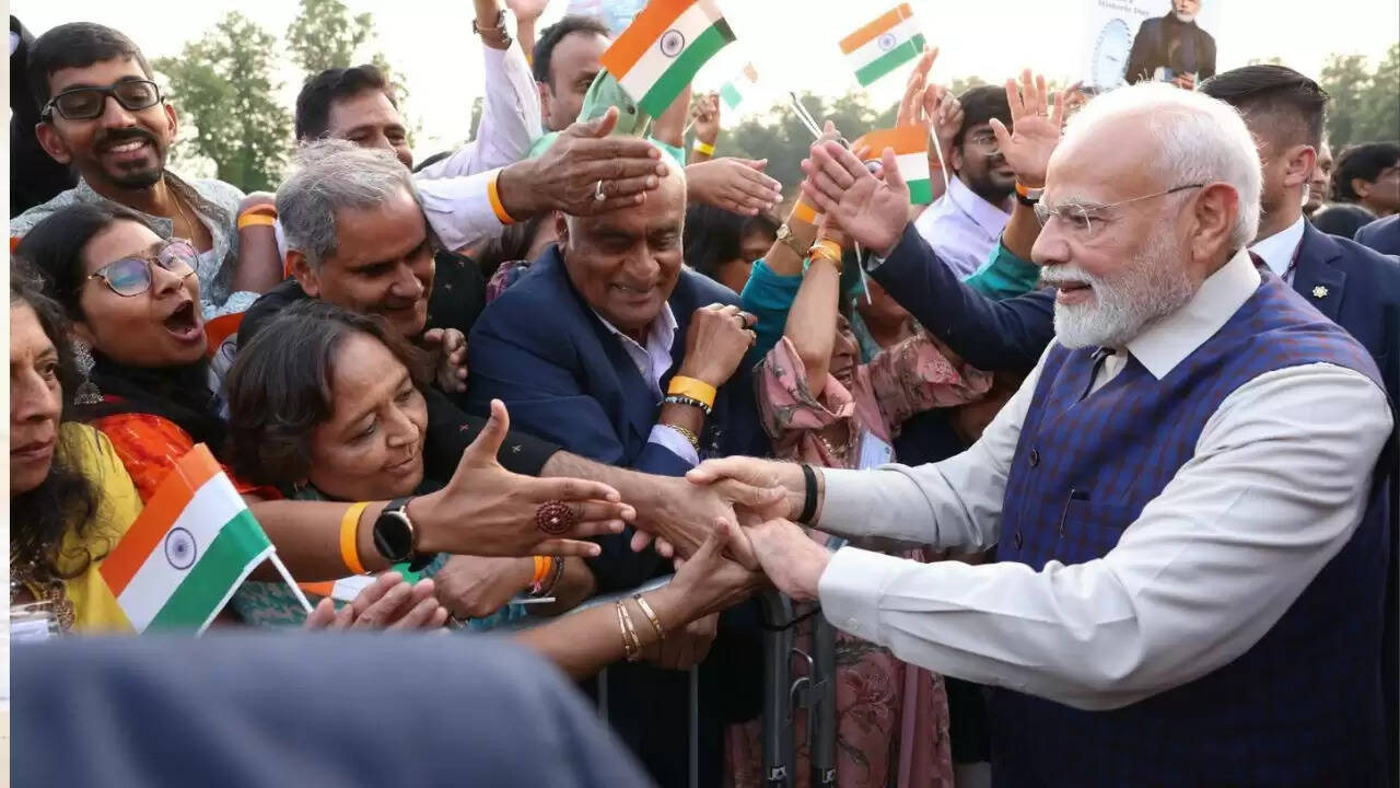 प्रधानमंत्री मोदी की यूके यात्रा: व्यापारिक और सांस्कृतिक संबंधों को मजबूत करने की दिशा में कदम