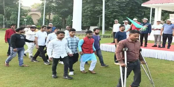 सरदार वल्लभभाई पटेल की जयंती के अवसर पर राजभवन से निकली रन फॉर यूनिटी को हरी झंडी दिखाकर रवाना करते सुधीर महादेव