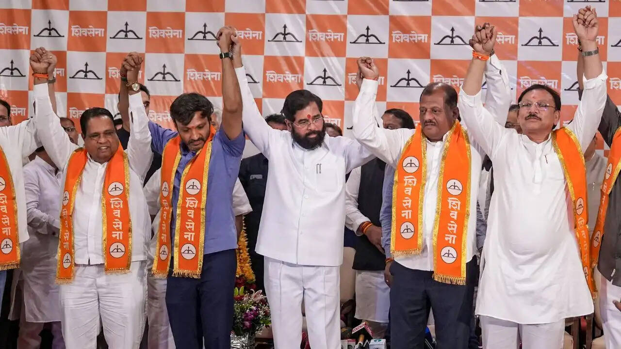 शिवसेना में टूट: सांसदों की पाला बदलने की कहानी और निधि खर्च का सच