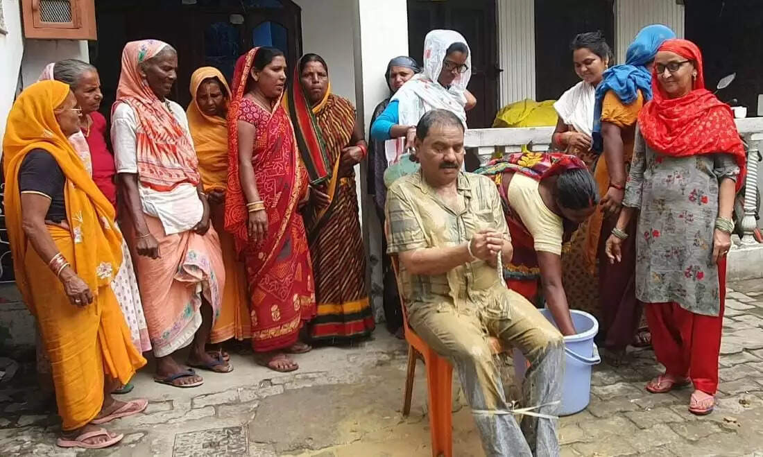महिलाओं ने गुड्डू खान को कीचड़ से नहलाकर इंद्रदेव से बारिश की कामना की