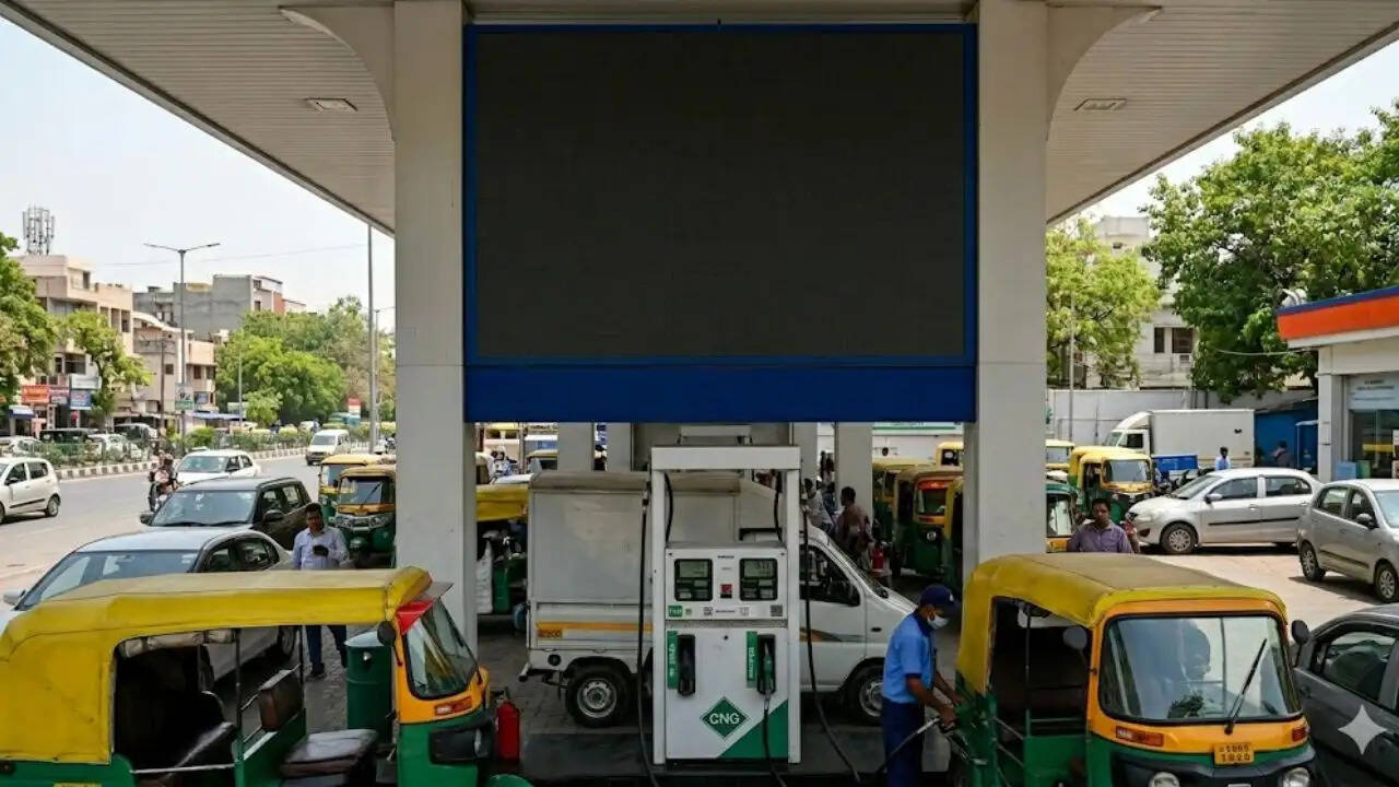 CNG की कीमतों में बढ़ोतरी: दिल्ली में पहली बार 80 रुपये के पार