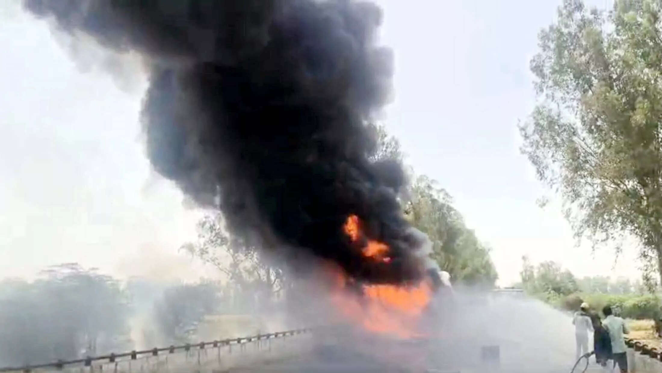 आग लगने से हड़कंप: हांसी रोड पर टायरों से भरे कंटेनर में लगी आग